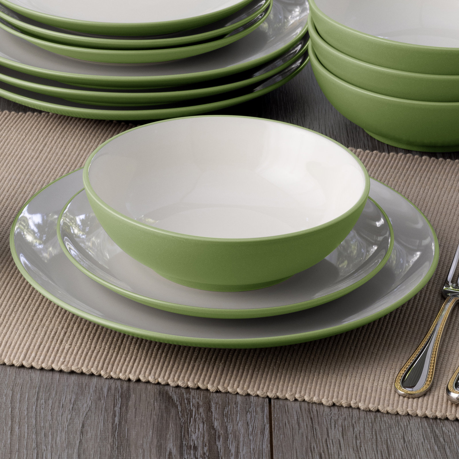 Noritake Colorwave 16-Piece Coupe Dinnerware Set, Service for 4, Apple
