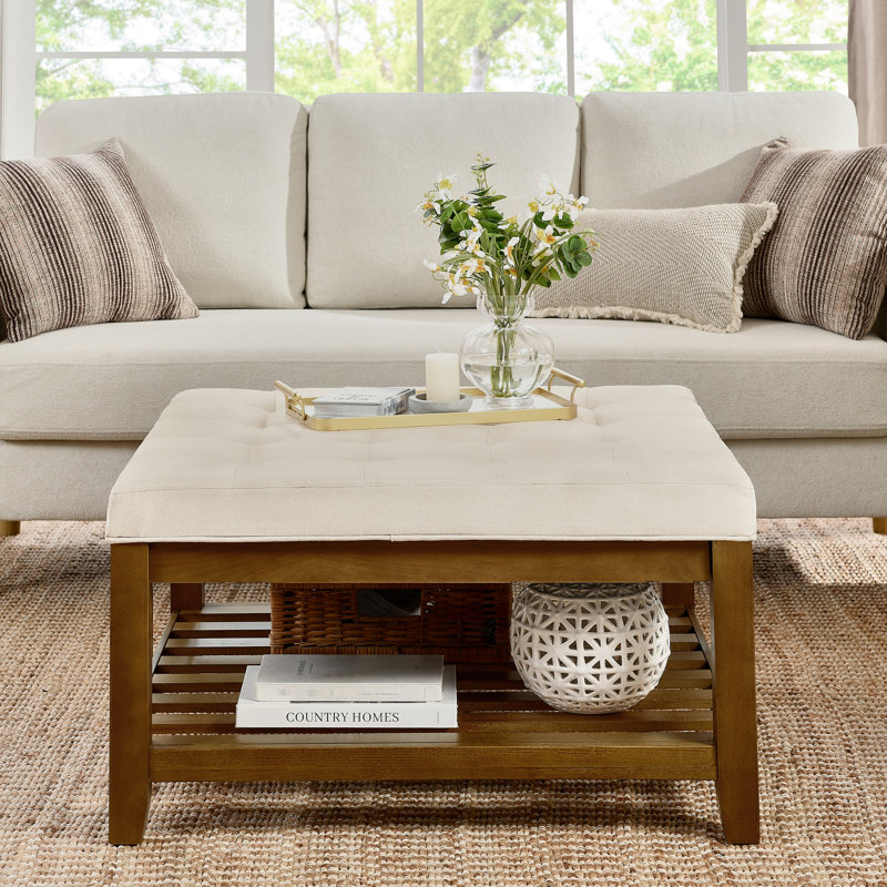 Table basse avec revêtement en lin et structure en hêtre massif, rangement, pour salon ou extérieur, structure robuste avec rangement intégré.
