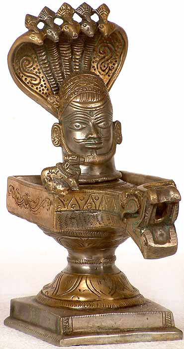 Mukha Linga protégé par un serpent à cinq capuchons
