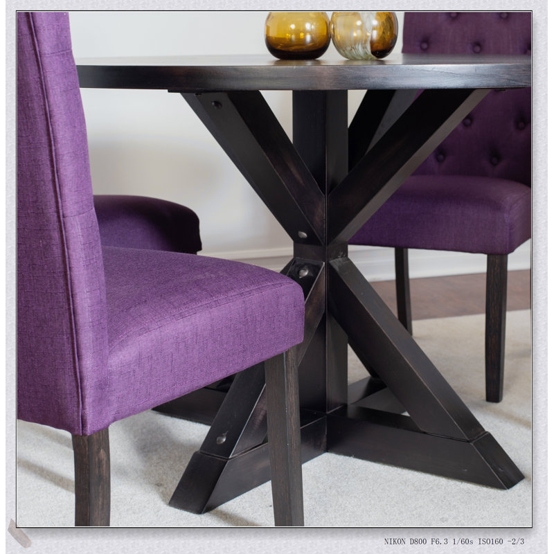 Ensemble de salle à manger 5 pièces avec table croisée et 4 chaises confortables de style Nylander, parfait pour un décor moderne et rustique.