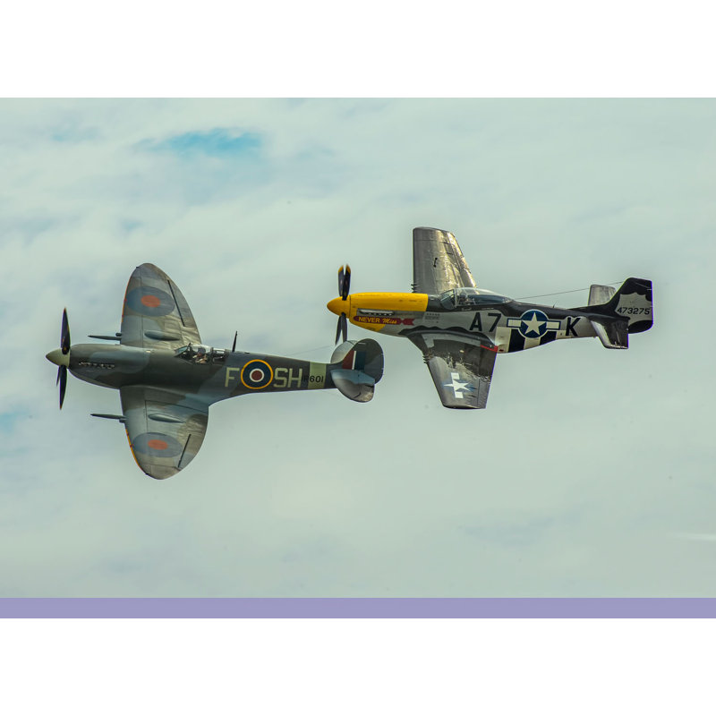 P-51 Mustang et Spitfire, avion militaire de la Seconde Guerre mondiale en vol par Wayne