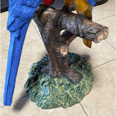 Statue perroquet bleu sur fond bleu