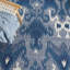 Tapis bleu / ivoire en laine / coton touffeté à la main Ikat-629125980