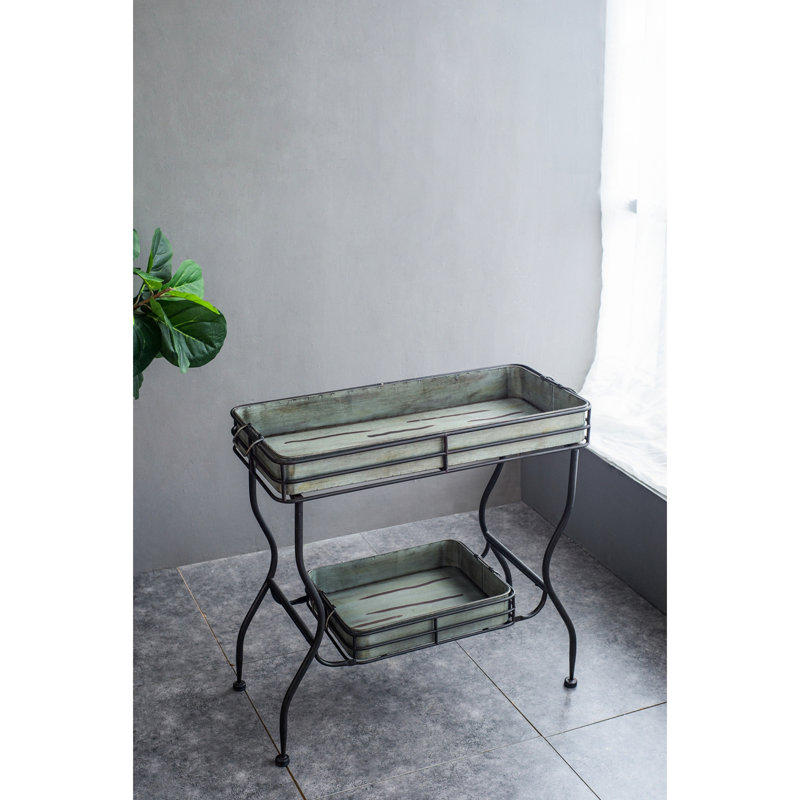 Une table-plateau en fer galvanisé de 32 x 15 x 31 po pour les boîtes de terrasse et comme décoration décorative dans le patio, deux plateaux spacieux, 18,3 lb, assemblage nécessaire pour jardiner différents réglages, manipulé