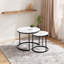 Ensemble de 2 tables basses gigognes blanches avec plateau aspect marbre, structure en métal noir, style industriel moderne pour le salon