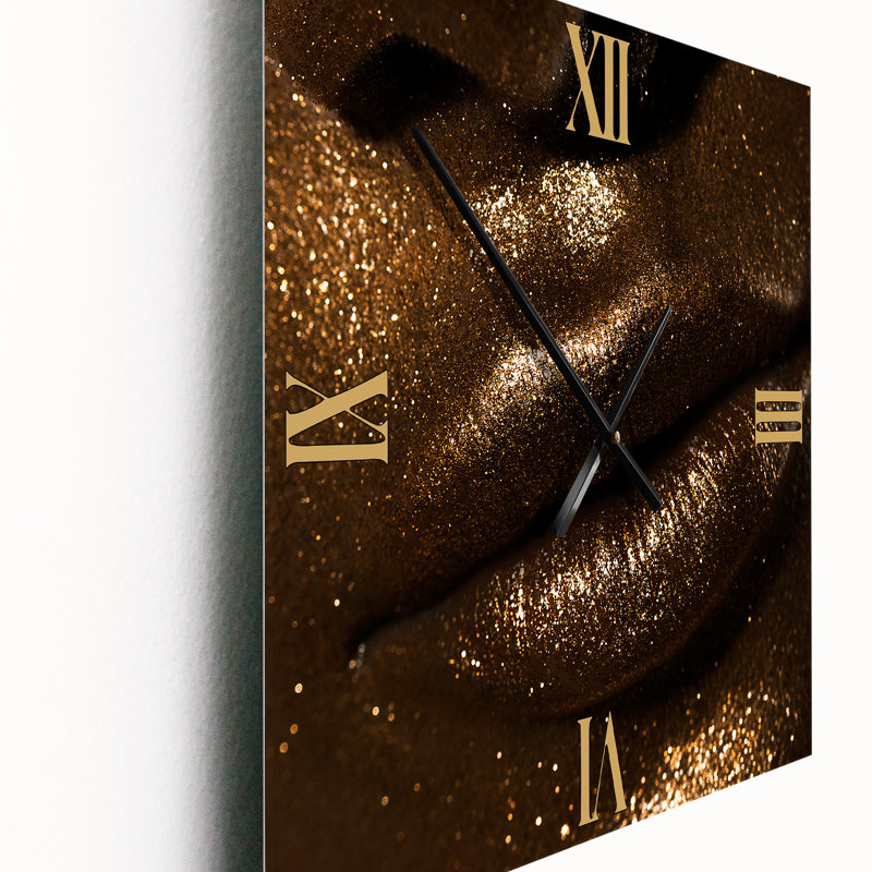 «Woman Lips with Glitter and Spangle» - Horloge murale moderne, Moyen
