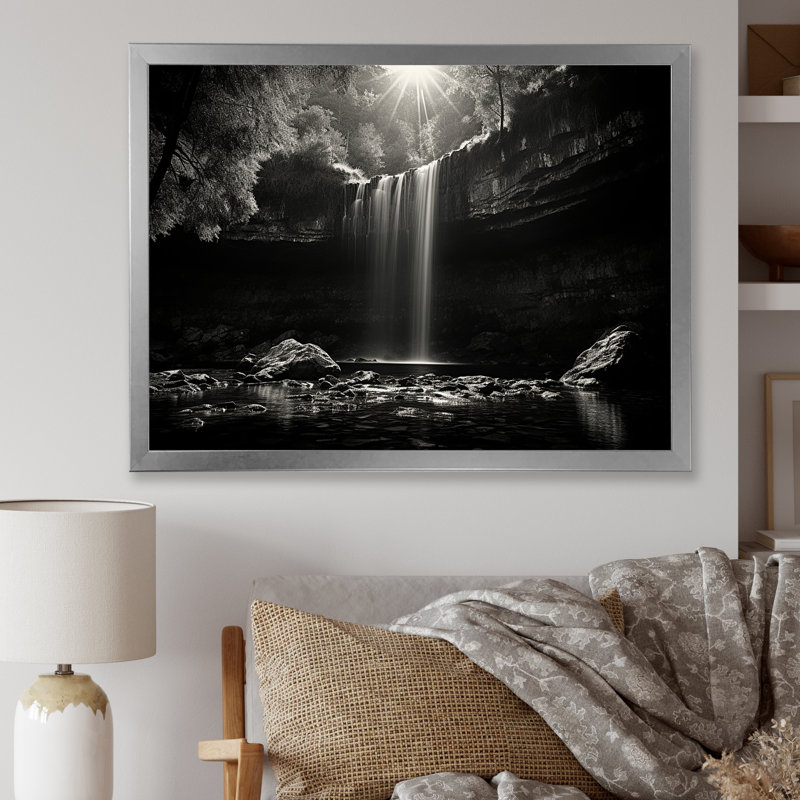 Cascade, paysage de falaise I, H 30 po x l 40 po x P 1,5 po, Cadre simple argenté