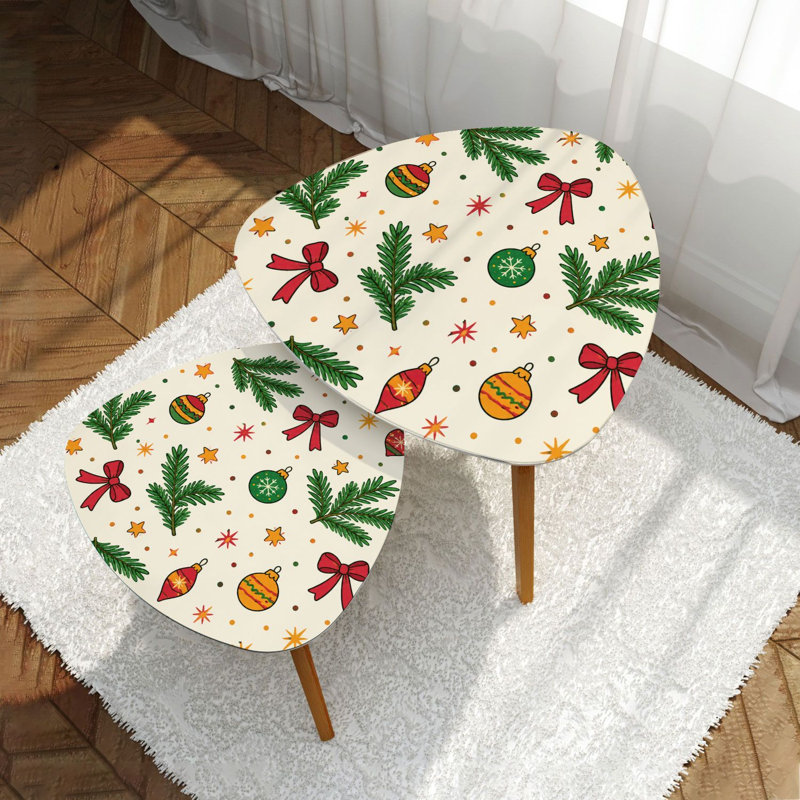 Ensemble de 2 tables basses gigognes triangulaires modernes, décorées de nœuds et de branches de pin pour Noël. Style du milieu du siècle, style empilable. Petite table d'appoint idéale pour le salon, la chambre à coucher ou un appartement. Décoration intérieure.