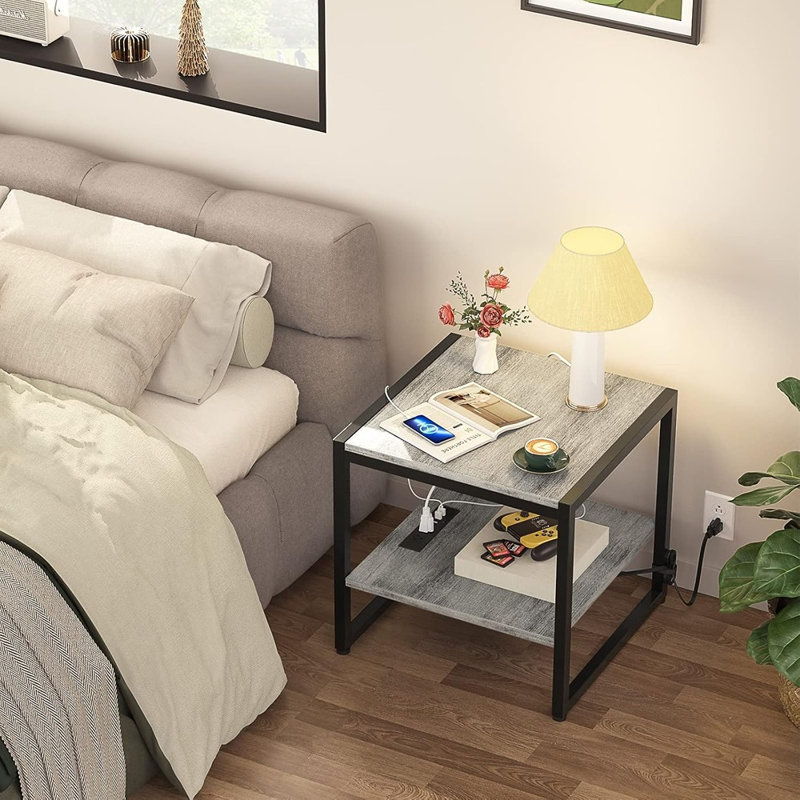 Table de bout Charging - Table d'appoint carrée 20 "avec prises USB et tablettes de rangement, chêne clair