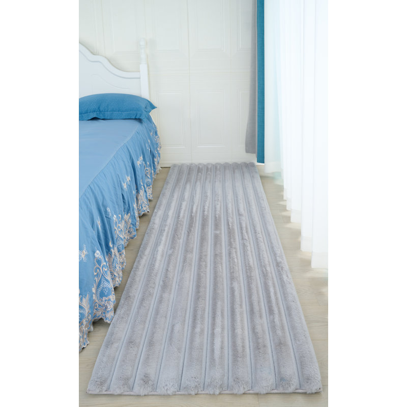 Tapis argenté en fausse fourrure nervurée de la collection Nickole, Tapis de couloir 2 pi 3 po x 8 pi
