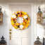 Couronne de porte d'automne artificielle 24 po avec pomme de pin, feuille d'érable, fleurs blanches - orange pour décor de mur, de fenêtre et de l'Action de grâce