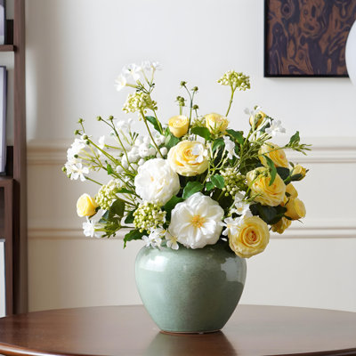 Ornements de fleurs simulées