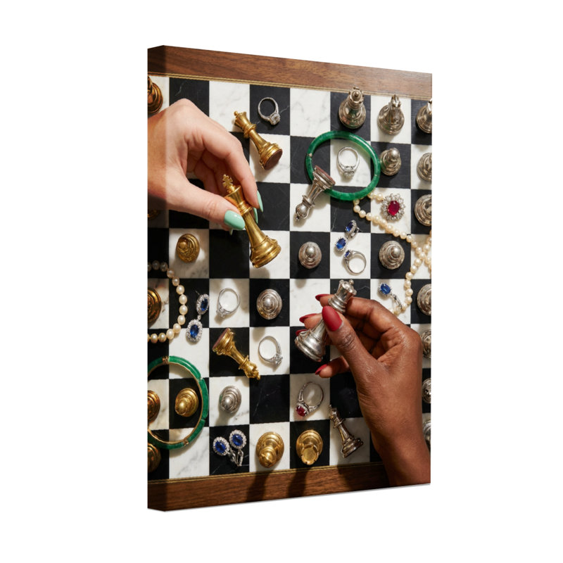 Échiquier abstrait avec bijoux et mains, H 18 po x l 12 po