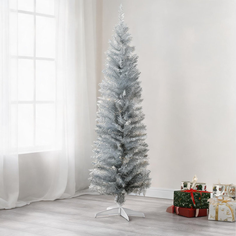 Sapin de Noël artificiel Cool Silver de 1,83 m (6 pieds) de long et mince, avec 390 extrémités de branches en PVC/PE et une base stable en plastique.