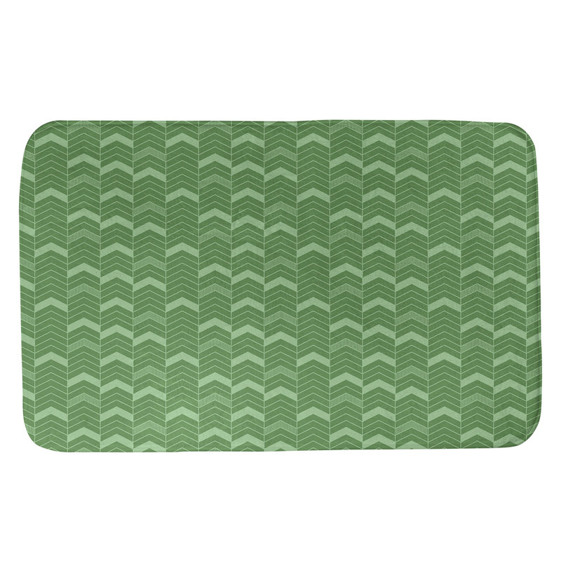 Tapis pour salle de bain lineed chevrons Stephenie, l 21 po x L 34 po, Vert / Vert clair