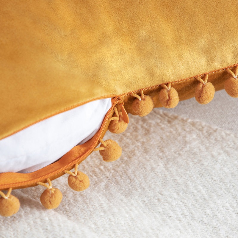 Coussin Silky Velvet Series Pom-poms, Carré 18 po, Orange, Housse de coussin et insert