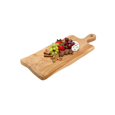 Planche de charcuterie en bois: conception spacieuse pour exposer une variété d'aliments