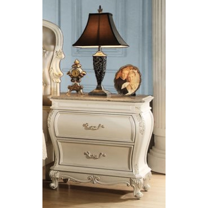 Magnifique table de chevet blanc perle avec garniture en granit et compartiment de tiroir abondant Magnifique comptoir en granite offrant beaucoup de rangement pour les articles de chambre à coucher