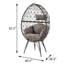 Chaise de patio gris clair et noire avec coussin rembourré