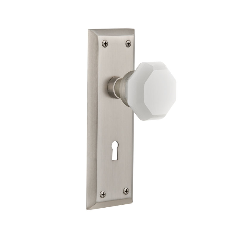 Assiette New York avec trou de serrure décoratif et bouton lait blanc Waldorf, Nickel satiné, 2 3/4 po