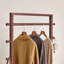 Portemanteau autoportant en bois massif avec roulettes et panier de rangement 19,68 po x 15,75 po x 70,87 po