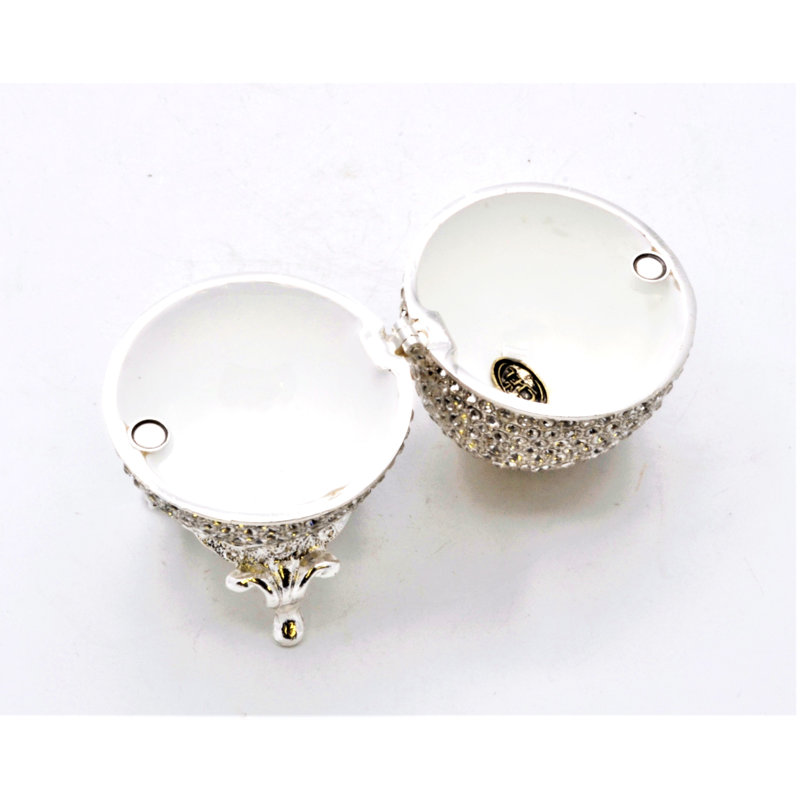Boîte à bijoux en forme d'œuf entièrement ornée de pierres précieuses et fournie avec son support. Cristaux autrichiens sertis à la main.