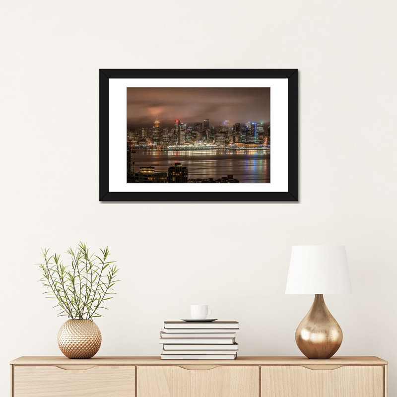 «Vancouver Night» par Tim Oldford - reproduction murale sur toile, H 16 po x l 24 po x P 1 po, Papier d'art encadré noir