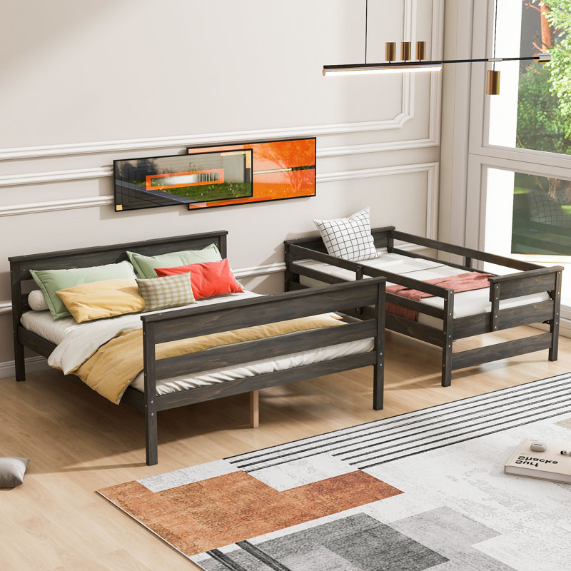 Lit superposé simple au-dessus d'un très grand lit gris avec plateforme en bois pour chambre à coucher et structure robuste