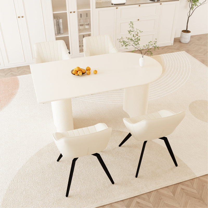 Table de salle à manger de 63 po de style moderne et fauteuil en polyuréthane beige, 4 chaises à pieds en métal noir, sièges confortables pour - 8 personnes, conception ergonomique médiévale avec crème, surface en teinture, chaises polyvalentes