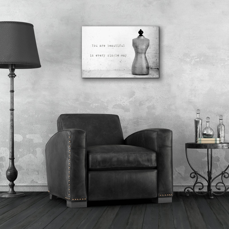 «Mannequin with Quote» par Tom Quartermaine, art mural en verre acrylique, H 16 po x l 24 po x P 0,2 po