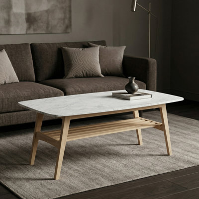 Table basse rectangulaire en marbre blanc Carrare de 43 po avec tablette en chêne Loris