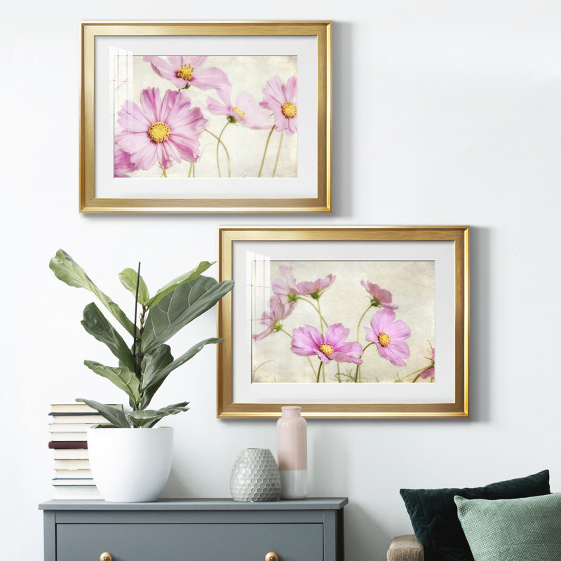 Pink Cosmos I - ensemble de 2 reproductions de cadres photo, H 42,5 po x l 61 po x P 1 po, Cadre doré