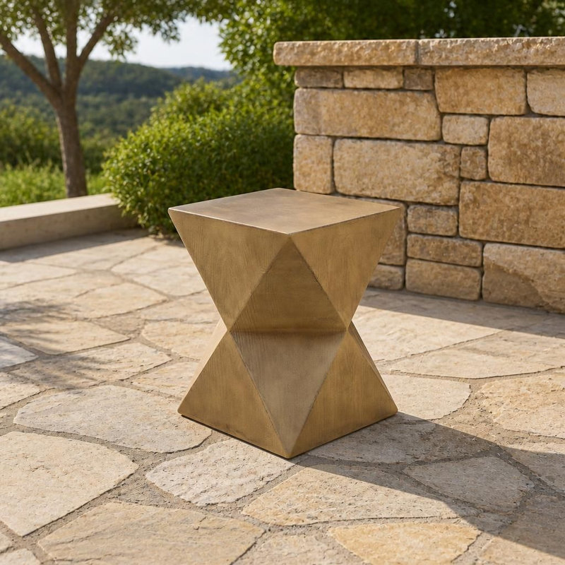 Table d'appoint en béton à symétrie prismatique, avec une texture lisse à grain de bois et une forme géométrique moderne