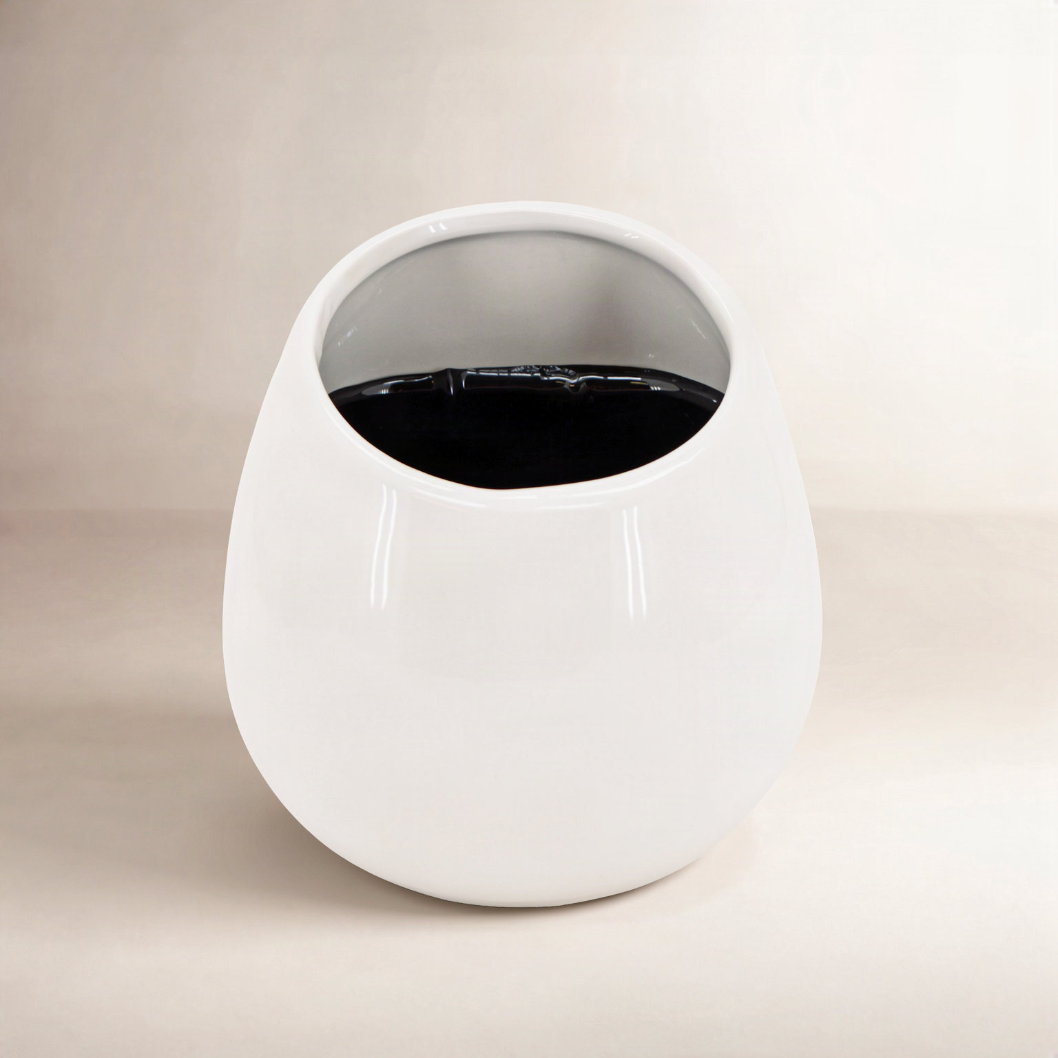 Hilaria 6" Ceramic Wall Planter, 6.5'' H x 5.5'' W x 5" D, Glossy White