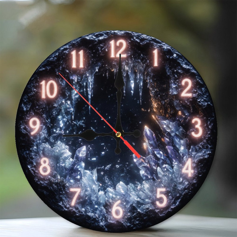 Horloge rougeoyante dans une grotte de glace avec des cristaux