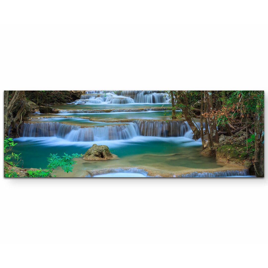 Leinwandbild Traumhafter Wasserfall im Wald – Thailand