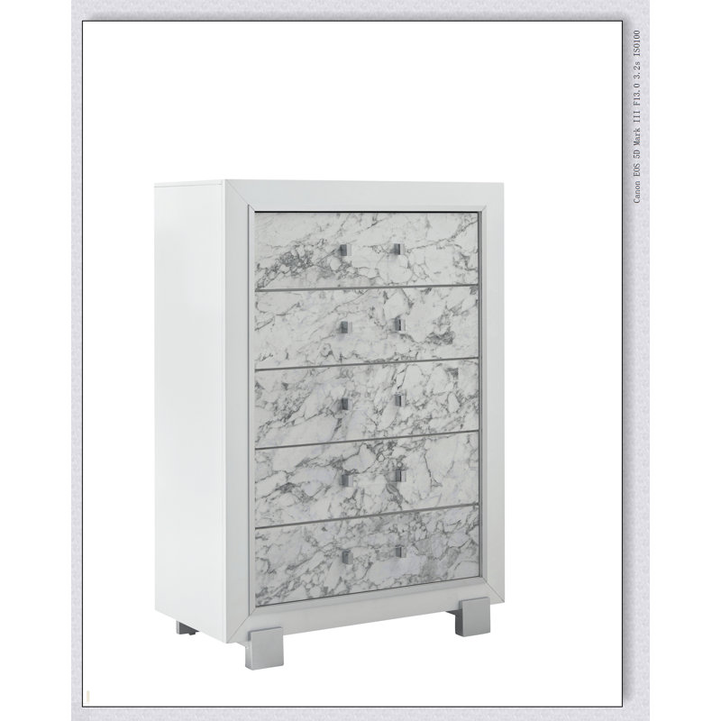 Commode blanche SKYE MARBLE avec tiroirs spacieux et quincaillerie élégante, parfaite pour les solutions de rangement modernes et élégantes.