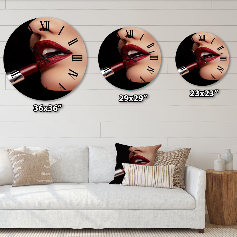 Appliquer le rouge à lèvres rouge sur les lèvres - horloge murale moderne, Moyenne