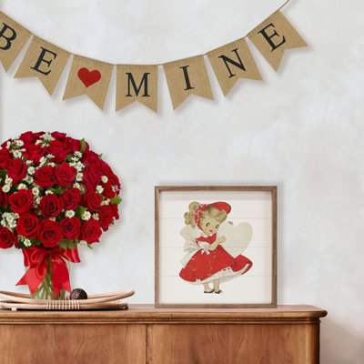 Fille de Saint-Valentin rétro avec cœur blanc