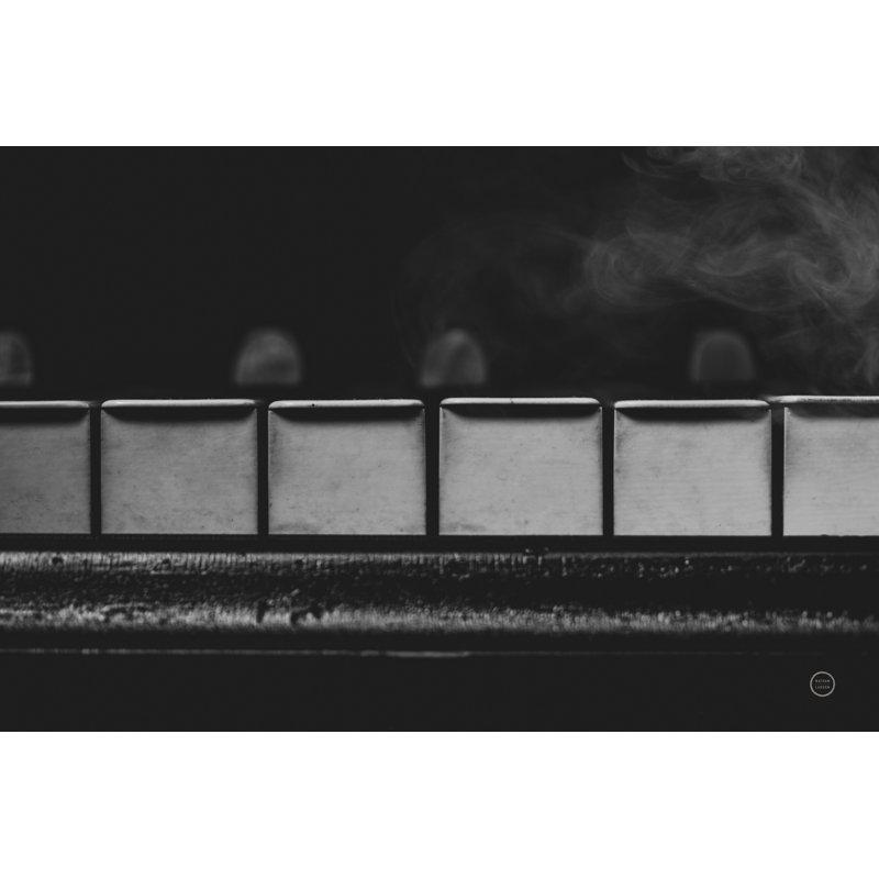 «Piano Lounge II» par Nathan Larson, photographie, H 8 po x l 12 po, Toile tendue