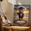 Toile, un charmant ours en peluche debout sur une plage de sable, art au coucher du soleil-641489572