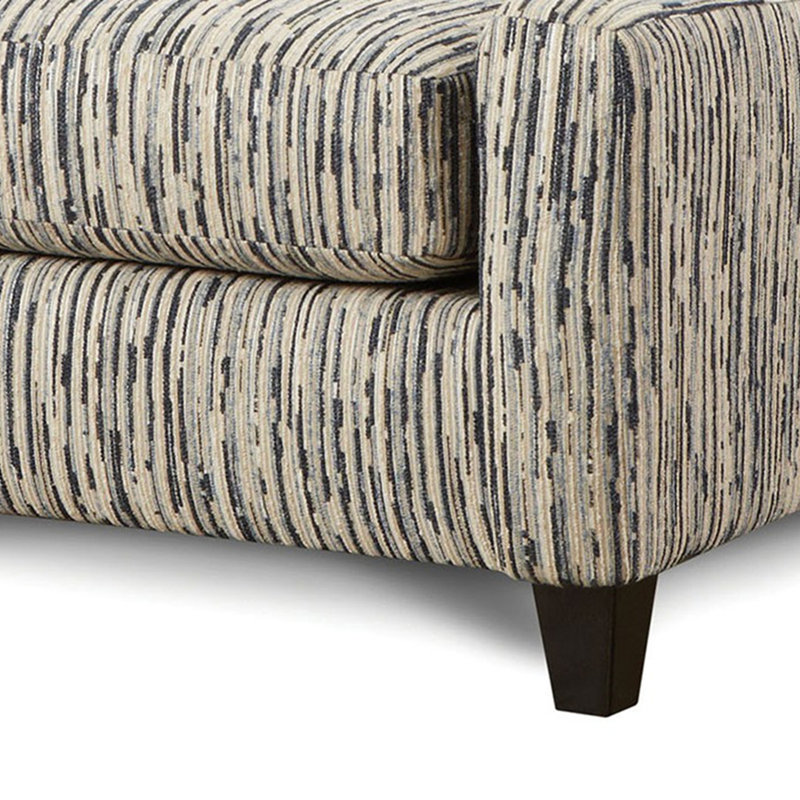 Chaise rembourrée à accoudoirs inclinés