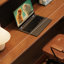 Bureau d'écriture brun en bois massif en forme de L-118615318-131440933