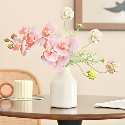 Ornements de fleurs simulées
