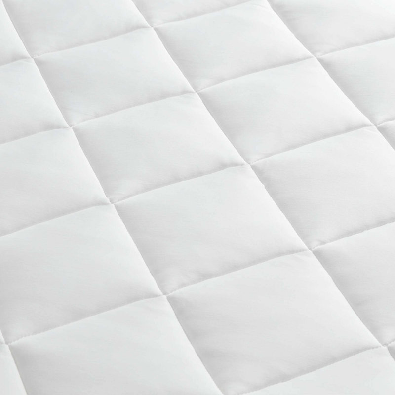Surmatelas blanc à bourre pour un confort accru et un sommeil frais, Grand lit