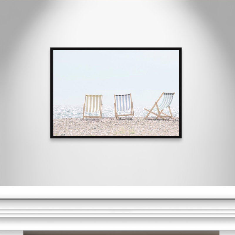 «Adriatica Beach Chairs», reproduction encadrée sur papier par Leah Straatsma, H 29,5 po x l 41,5 po x P 1,25 po, Noir satiné
