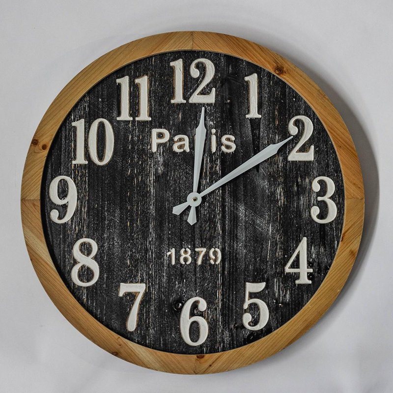 Horloge murale en bois noir avec chiffres blancs et cadre brun