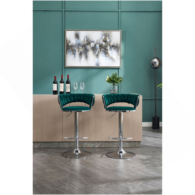Ensemble de 2 tabourets de bar, avec repose-pieds chromé et base pivotante à hauteur réglable en velours + tabouret de bar simple à pieds chromés - Vert