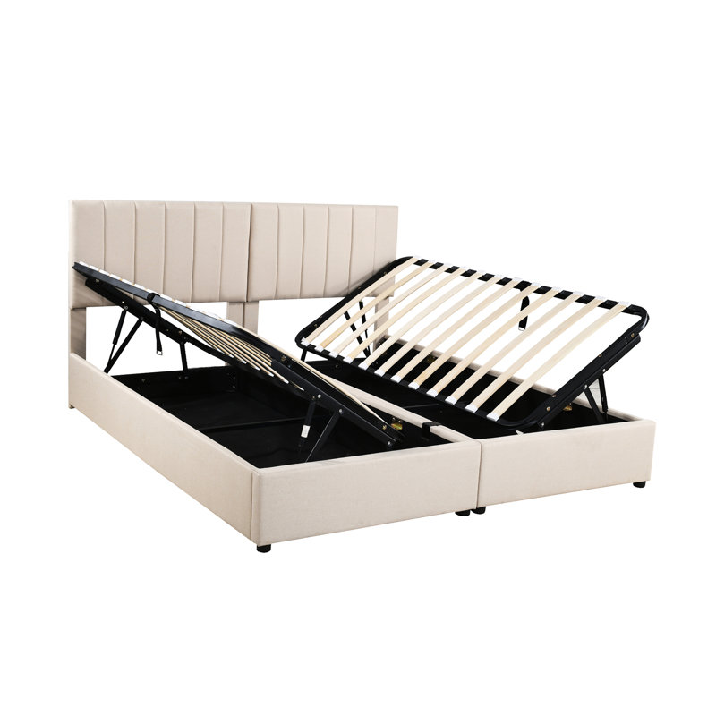 Très grand lit avec revêtement beige et grand espace de rangement rembourré