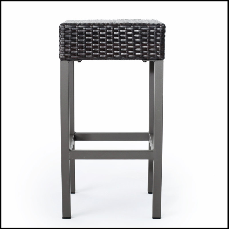 Îlot de bar de Toronto avec rangement spacieux et deux tabourets de bar confortables, parfaits pour accueillir et recevoir